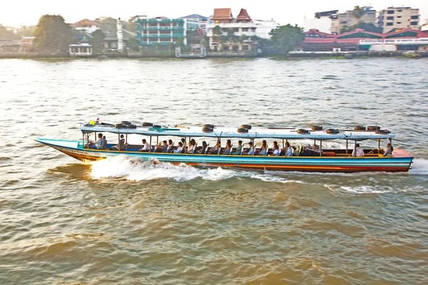 Transporte no rio em Bangkok ao nascer do sol em uma balsa — Fotografia de Stock