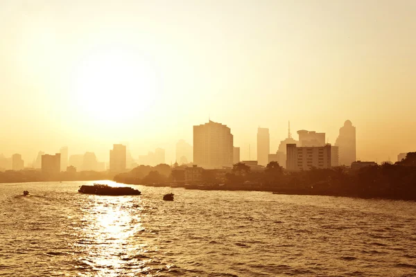 Stadtansicht von Bangkok mit Fluss im goldenen Sonnenaufgang — Stockfoto