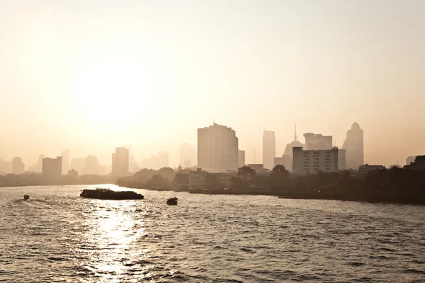 Vista de la ciudad de Bangkok con el río en el amanecer dorado —  Fotos de Stock