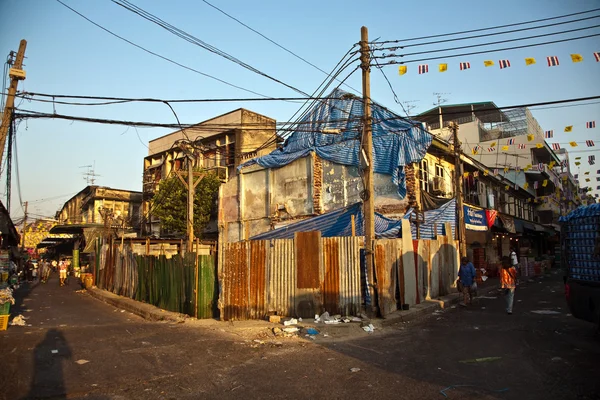 Casas ruinosas velhas em Bancoc, Bangkok — Fotografia de Stock