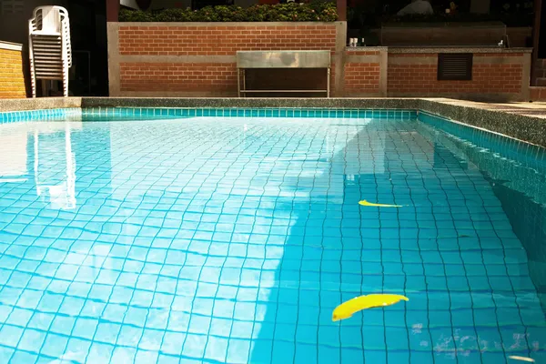 Anélkül, hogy a vendégek a hotel szabadtéri medencéjét. — Stock Fotó