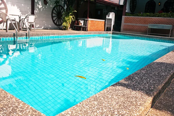 Konuklar olmadan bir otelin Açık Yüzme Havuzu — Stok fotoğraf
