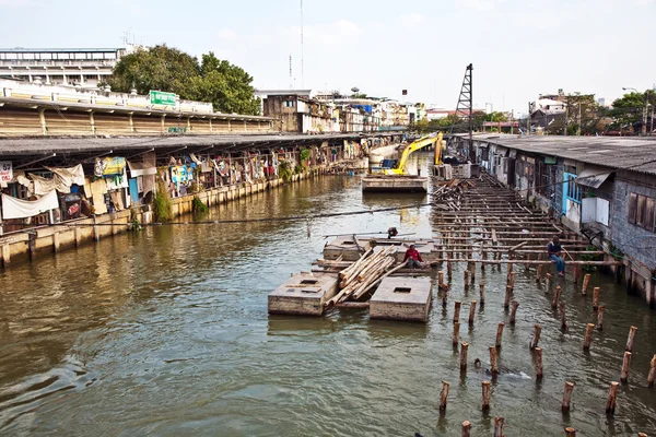 Are living along the artificial canals in Bangkok — Stock Photo, Image