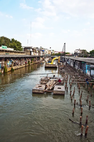Vivono lungo i canali artificiali a Bangkok — Foto Stock