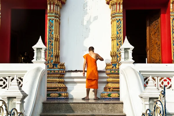 Monge no templo Wat Thewarat no rio Mae Nam Chao Phraya em Bancoc — Fotografia de Stock