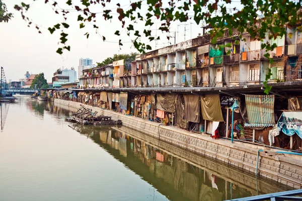 Case lungo un canale a Bangkok — Foto Stock