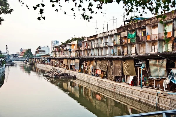 Häuser an einem Kanal in Bangkok — Stockfoto