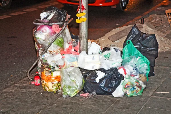 Müll am Fußweg in Bangkok — Stockfoto