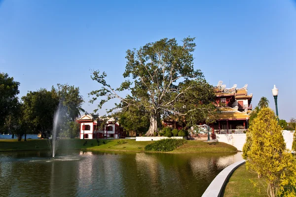 Hermosos edificios y parque en el Sommerpalace Bang Pa In —  Fotos de Stock