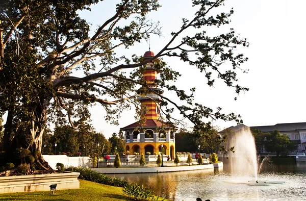 Hermosos edificios y parque en el Sommerpalace Bang Pa In — Foto de Stock