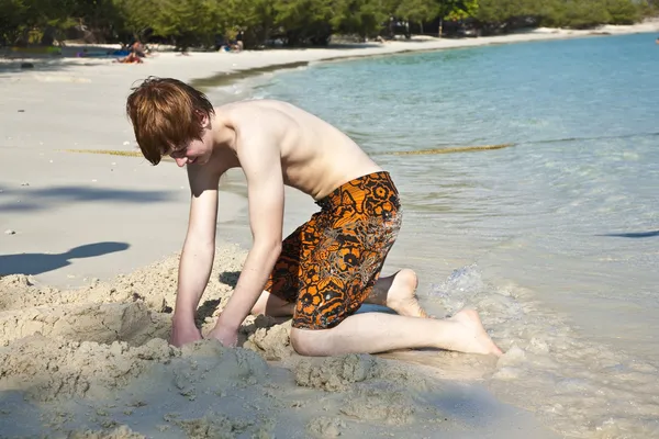 Νεαρά αγόρια απολαμβάνουν παίζοντας στην παραλία και την οικοδόμηση σχήμα — Φωτογραφία Αρχείου