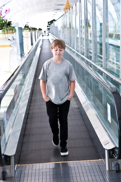 Garçon dans le hall de départ dans le nouvel aéroport — Photo