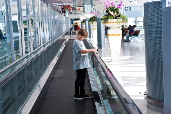 Boy v odletové hale v nové letiště — Stock fotografie