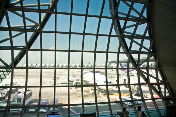 Abfluggate und Halle im neuen Flughafen — Stockfoto