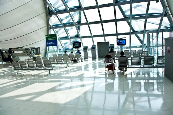 Portão de partida e hall no novo aeroporto — Fotografia de Stock
