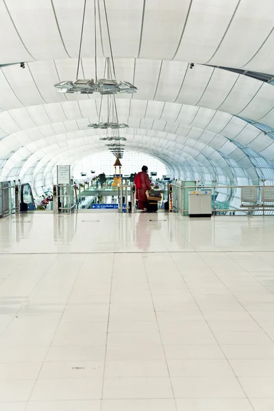 Выезд и зал в новом аэропорту — стоковое фото