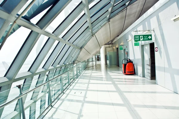 Avgångsporten i hall och den nya flygplatsen — Stockfoto