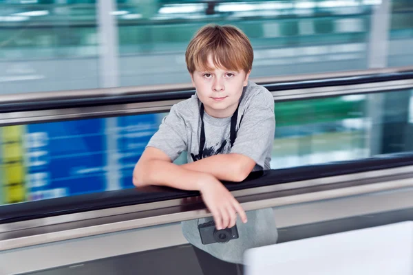 Jongen in de vertrekhal in de nieuwe luchthaven — Stockfoto