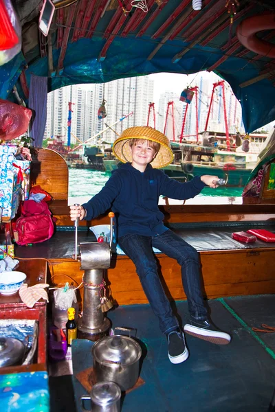Τουρίστες σε μια βάρκα, κρουαζιέρα με παραδοσιακό ξύλινο σκουπίδια — Φωτογραφία Αρχείου