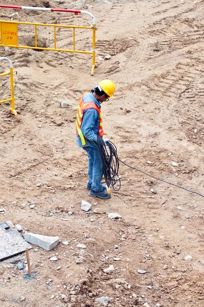 建筑工人在工地进行电气电缆 — 图库照片