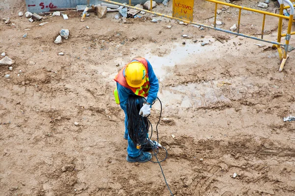 Werknemer op een bouwterrein in werkkleding — Stockfoto