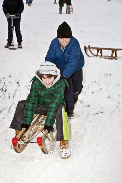 Dzieci jazdy na łyżwach na tor saneczkowy — Zdjęcie stockowe