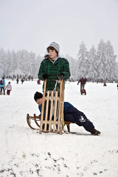 Les enfants patinent sur une piste de luge — Photo