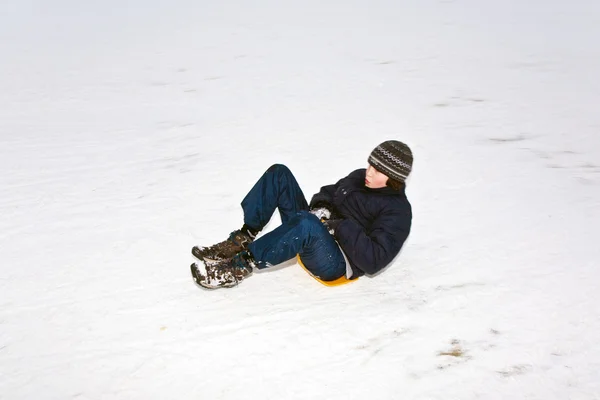 I bambini pattinano su una pista da slittino in inverno sulla neve — Foto Stock