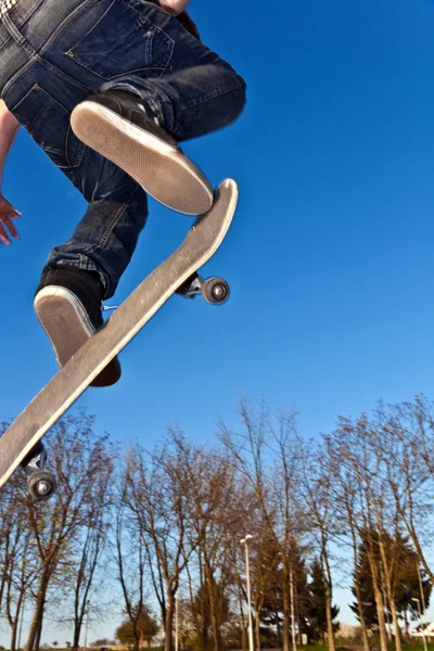 Skate board indo para o ar — Fotografia de Stock