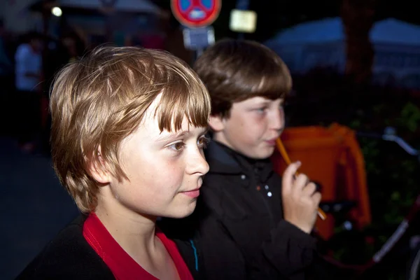 Pojke watchs intresserad scenen natten — Stockfoto