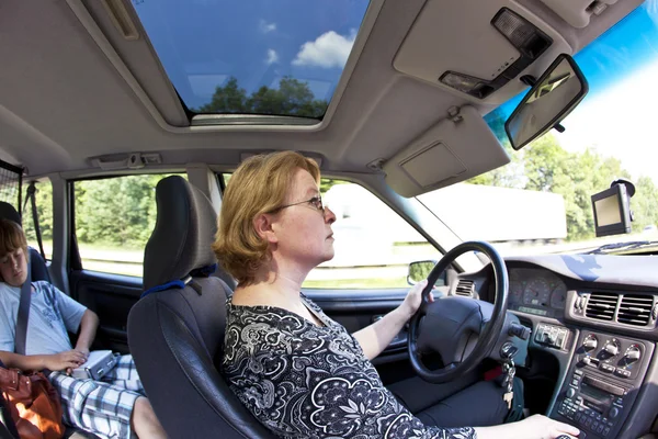 Mulher está dirigindo carro — Fotografia de Stock