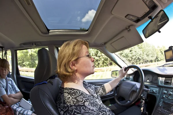 Mulher está dirigindo carro — Fotografia de Stock