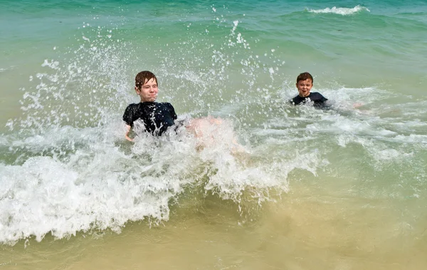 海で楽しんでいる 2 人の男の子 — ストック写真