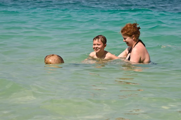 Rodzina jest gra z kokosa w morzu na bajecznie — Zdjęcie stockowe