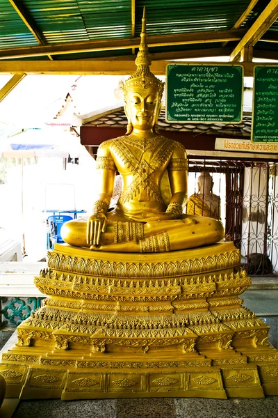 Монастырь Ват На Фрамане в Аджуттхая со знаменитой статуей Будды — стоковое фото