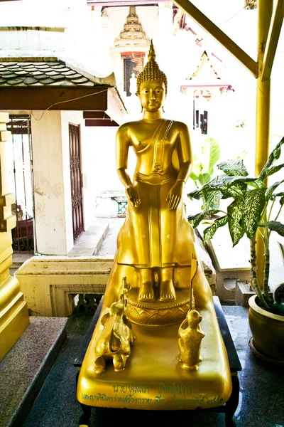 Monasterio Wat Na Phramane en Ajutthaya con la estatua famosa del buddha —  Fotos de Stock