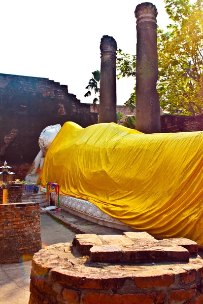 Leżący Budda ubrany w żółty szalik w świątyni wat yai chai-mong — Zdjęcie stockowe