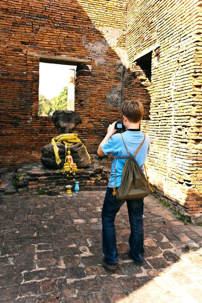 男孩拍照里面有名的寺庙区扫管笏 phra si san — 图库照片