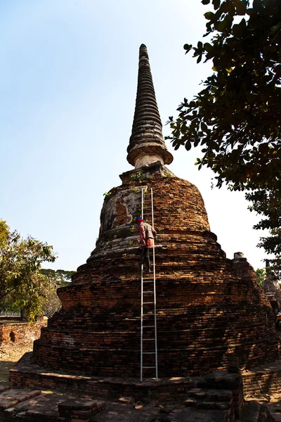 Worker is cleaning the surface of famous temple area Wat Phra Si — Stock Photo, Image