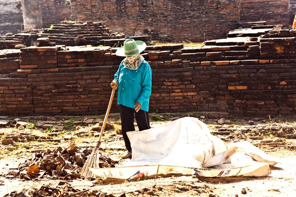 Рабочие в храмовой зоне Ват Пхра Си Санни, Королевский дворец в Аджуте — стоковое фото