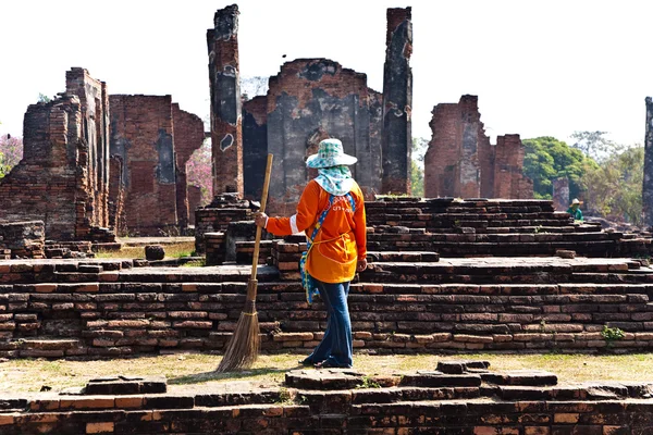 Trabajadores de la zona del templo Wat Phra Si Sanphet, Palacio Real de Ajut —  Fotos de Stock