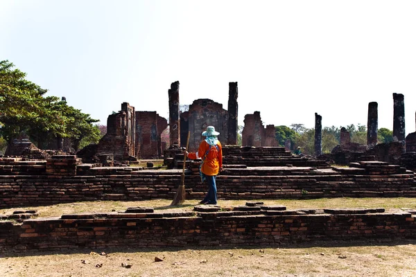 Робітники в області храм Wat Phra Si Sanphet, Королівського палацу у Ajut — стокове фото