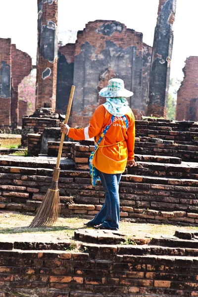 Trabajadores de la zona del templo Wat Phra Si Sanphet, Palacio Real de Ajut — Foto de Stock