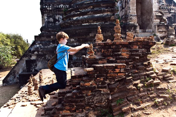 Boy taking picture in the famous temple area Wat Phra Si Sanphet — Stock Photo, Image