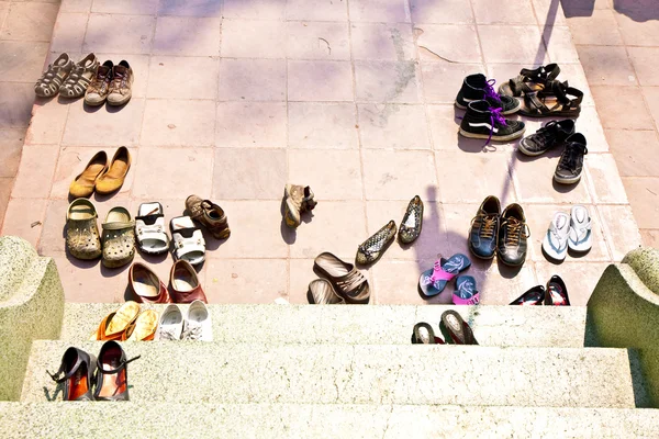 Sko foran buddhistisk tempel, bare tillatt barføtt – stockfoto