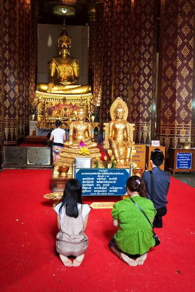 Adoração no mosteiro Wat Na Phramane em Ajutthaya — Fotografia de Stock