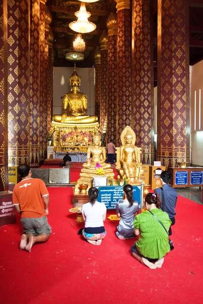 Λατρεία στο μοναστήρι wat να phramane σε ajutthaya — Φωτογραφία Αρχείου