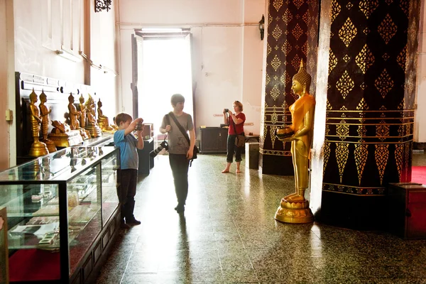 Jongen neemt een foto in klooster wat nb phramane — Stockfoto