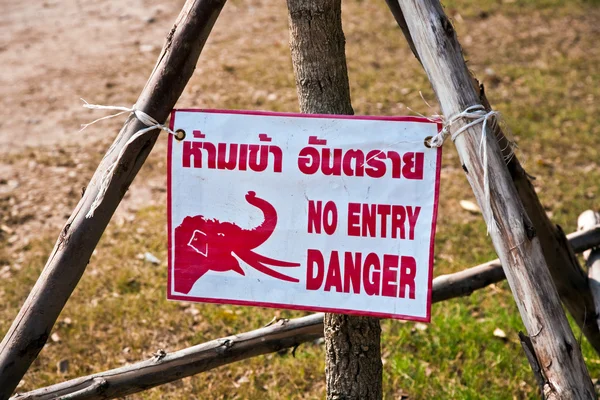 Hinweisschild wegen Elefantenweg nicht zugelassen — Stockfoto