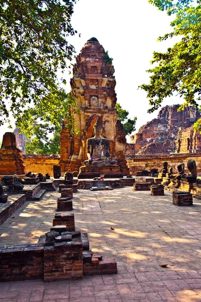 Chrám wat mararat v ayutthaya poblíž bangkok, Thajsko — Stock fotografie